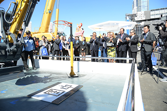 徐工XE35U液壓挖掘機現(xiàn)場揮毫潑墨、投籃表演，成為展場上的“閃亮明星”