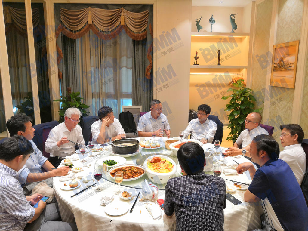 訪問(wèn)結(jié)束后，法鋼集團(tuán)負(fù)責(zé)人邀請(qǐng)JFE鋼鐵高層共進(jìn)晚餐
